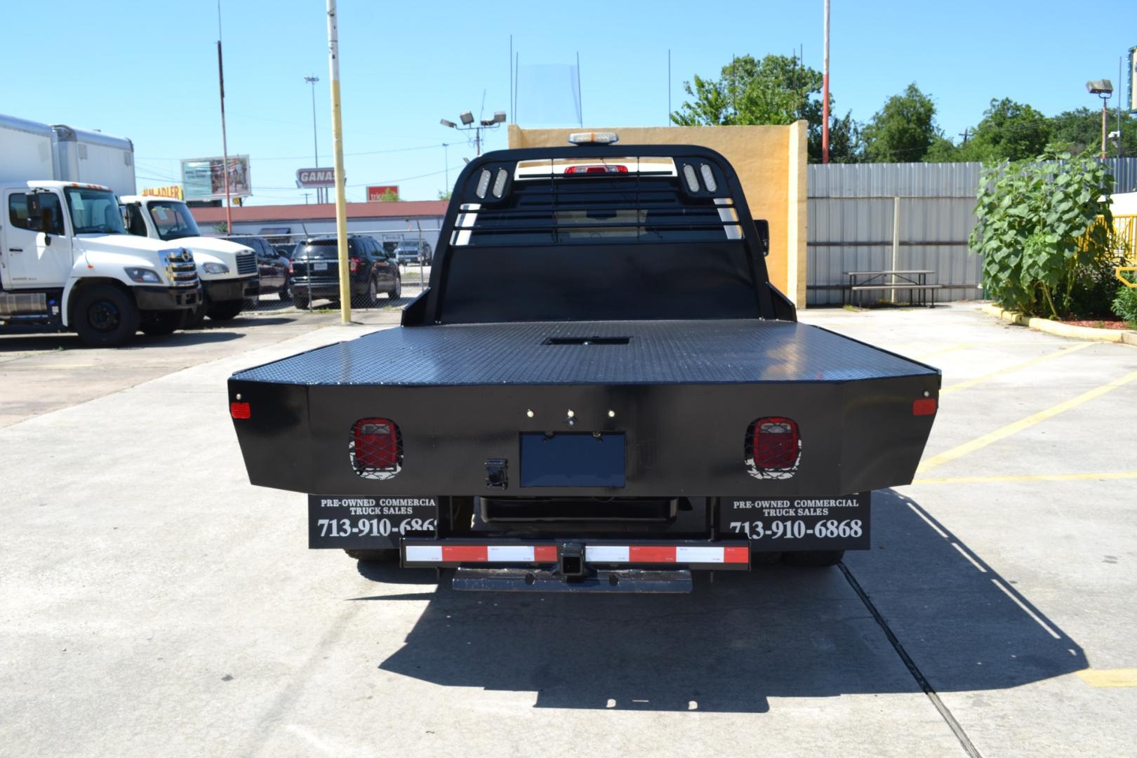 2019 WHITE /BLACK CHEVROLET 3500 with an VORTEC 6.0L V8 engine, AUTOMATIC transmission, located at 9172 North Fwy, Houston, TX, 77037, (713) 910-6868, 29.887470, -95.411903 - Photo#5